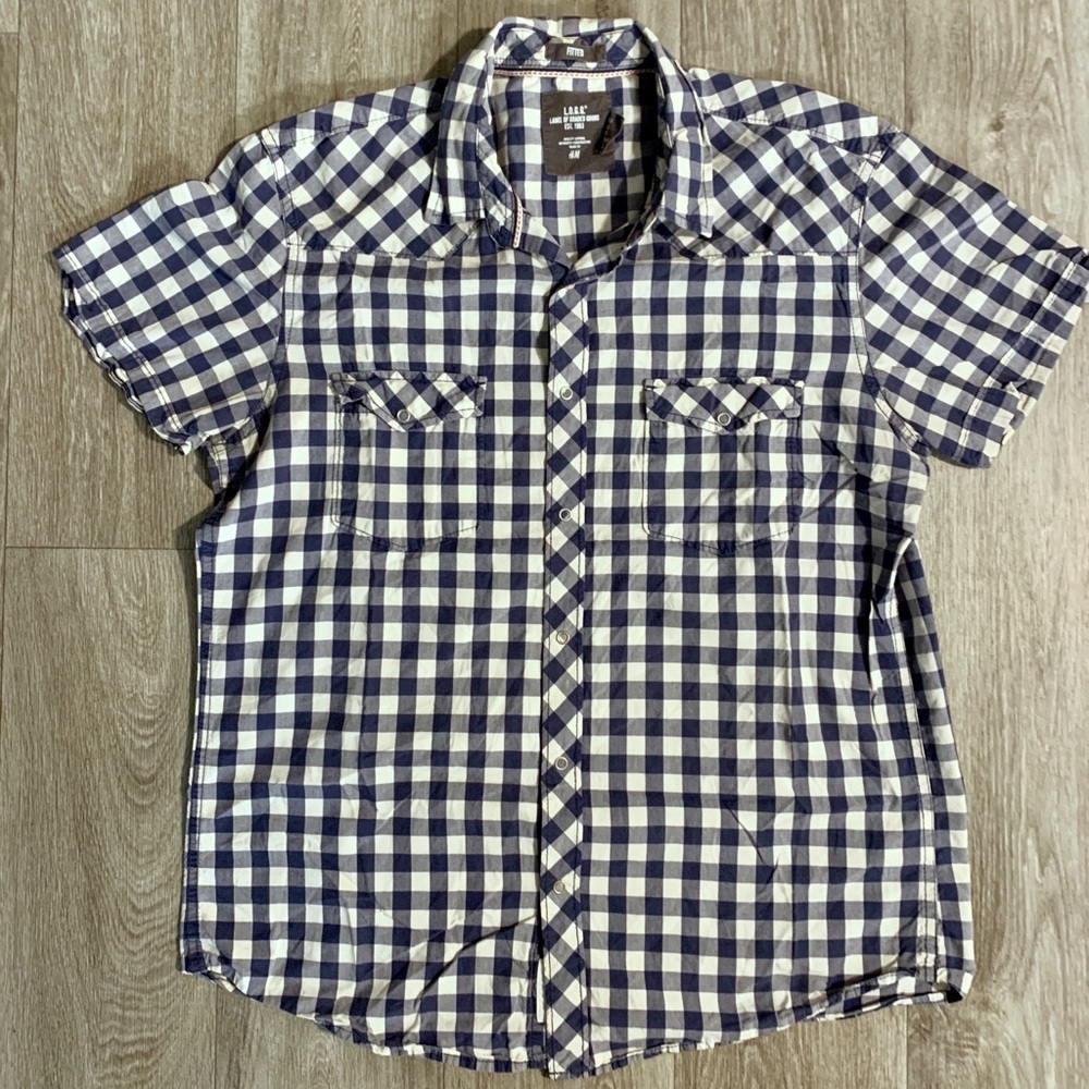 H&M short sleeve blue button down collared shirt.